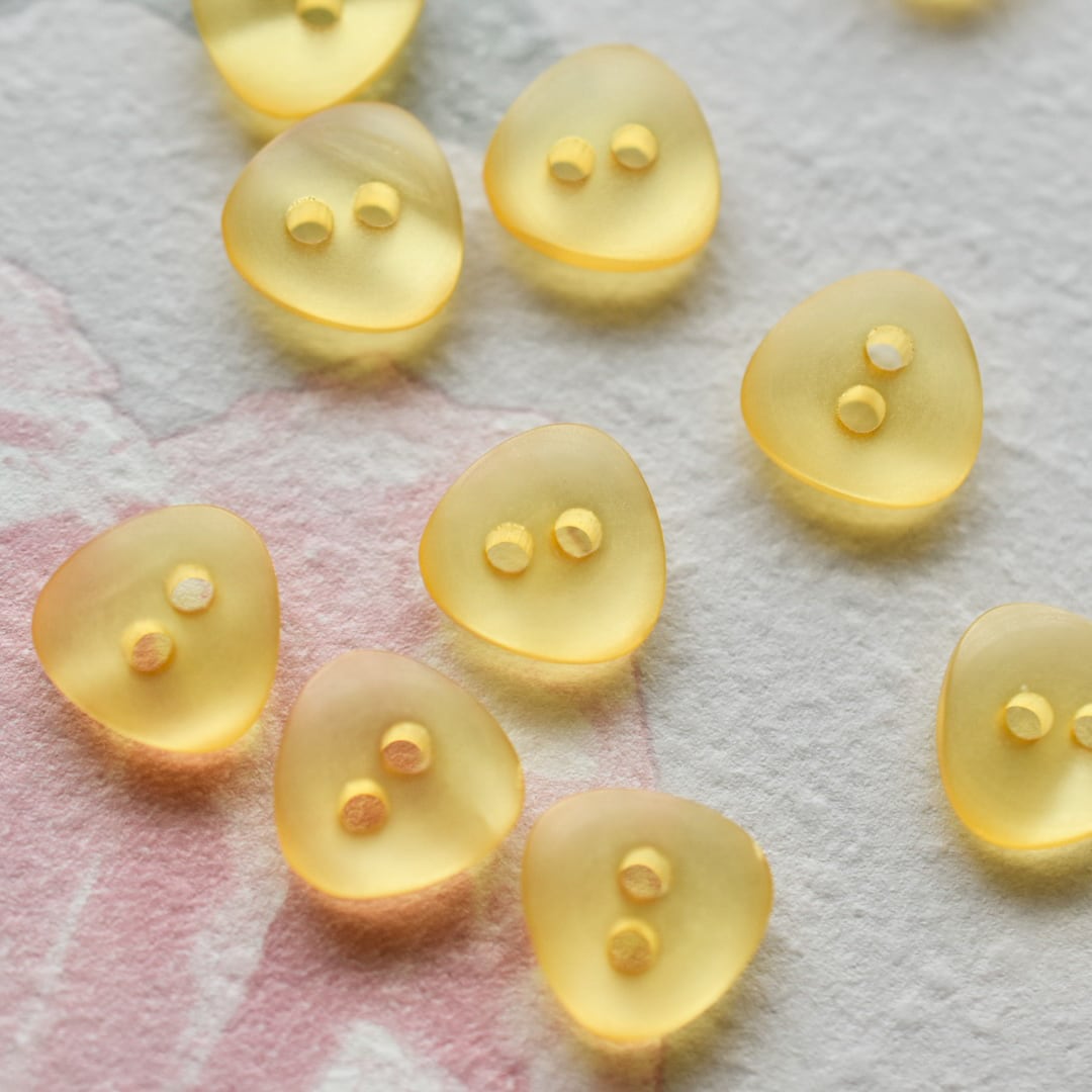 ドイツ ライトオレンジトライアングル 2穴 11㎜