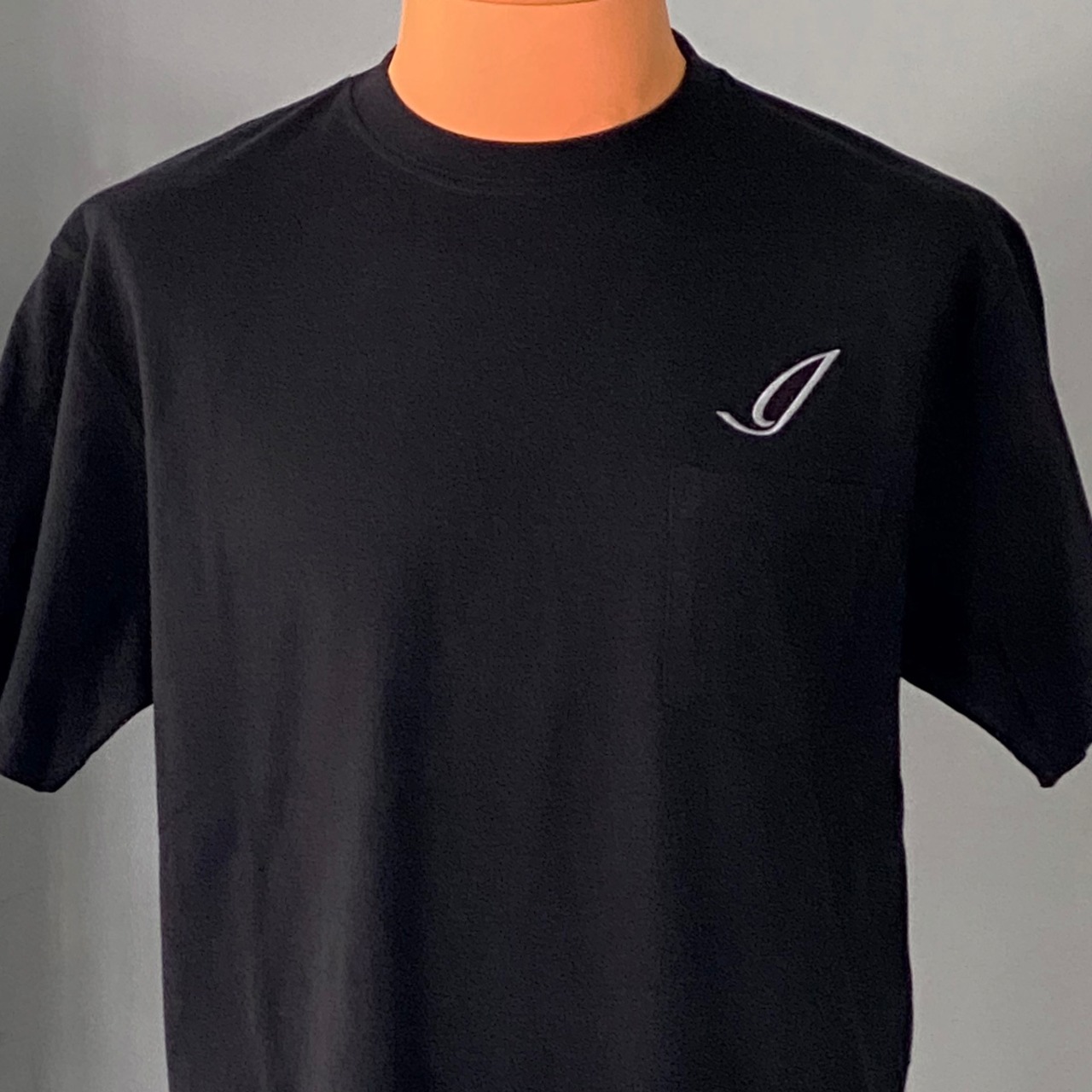 ポケT イニシャルロゴ刺繍+ワッペン／Black