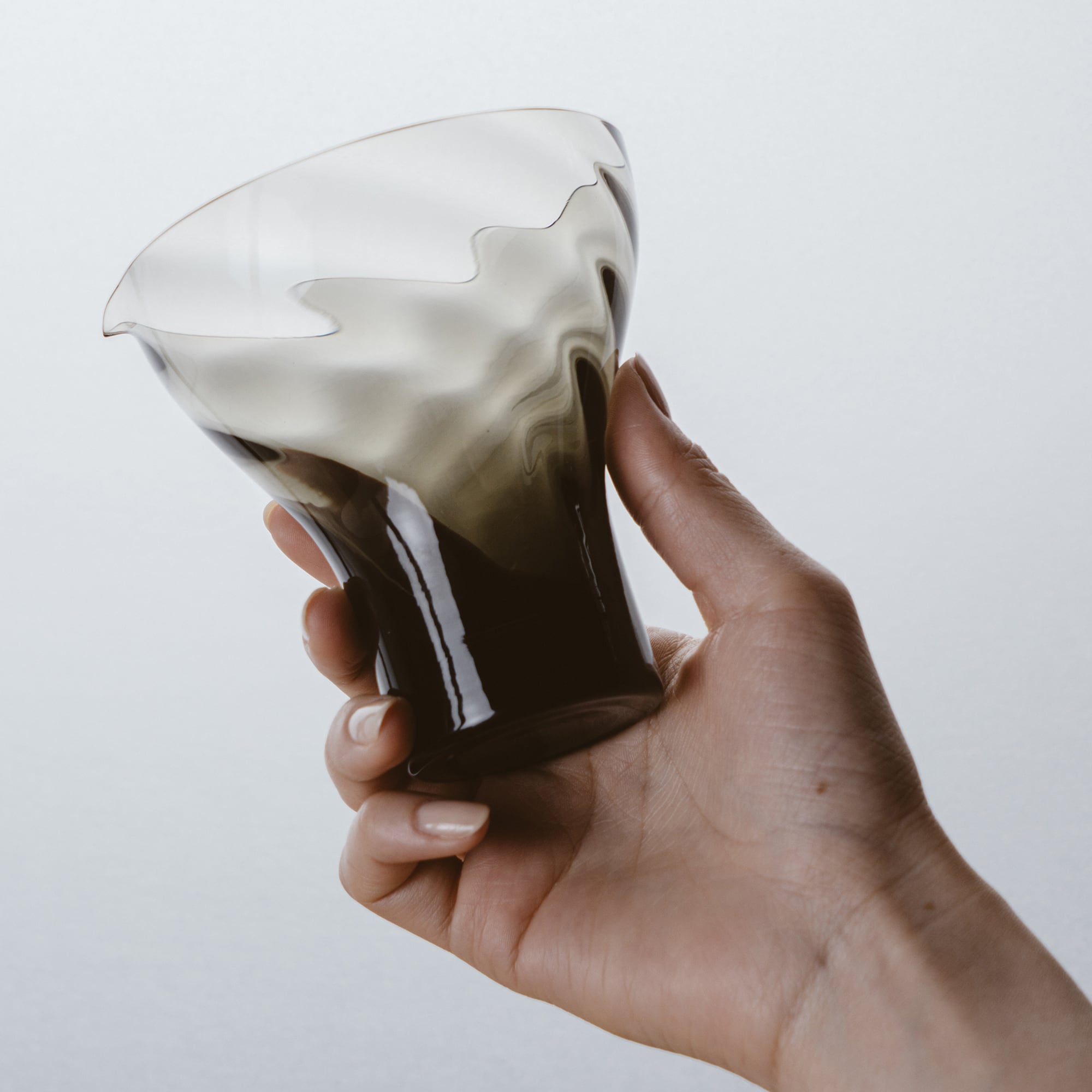 Sghr GLASSWARE ／ スガハラ 宴 片口 M カーボンブラック | 青山食演