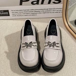ローファー 厚底ローファー 通学シューズ カジュアルシューズ 革靴 バタフライ 蝶 ラウンドトゥ 履きやすい 歩きやすい 脱ぎやすい 可愛い 大人可愛い きれいめ 大人 上品 おしゃれ お洒落 かっこいい レトロ カジュアル 存在感 主役級 きちんと感 マニッシュ 無地 春 夏 秋 冬 オールシーズン 10代 20代 レディース 女性用 学生 通学 お出かけ 女子会 デート レストラン ショッピング 休日 普段使い デイリー 韓国 オルチャン 美スタイル 高見え 格上げ 白 ホワイト 黒 ブラック