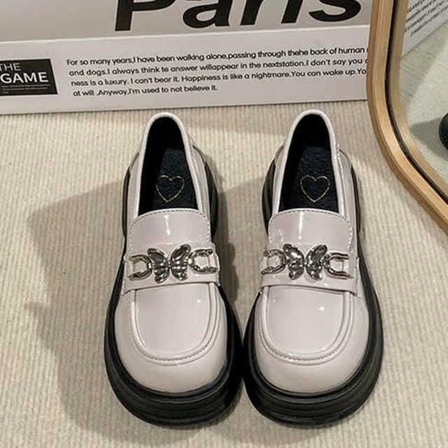 ローファー 厚底ローファー 通学シューズ カジュアルシューズ 革靴 バタフライ 蝶 ラウンドトゥ 履きやすい 歩きやすい 脱ぎやすい 可愛い 大人可愛い きれいめ 大人 上品 おしゃれ お洒落 かっこいい レトロ カジュアル 存在感 主役級 きちんと感 マニッシュ 無地 春 夏 秋 冬 オールシーズン 10代 20代 レディース 女性用 学生 通学 お出かけ 女子会 デート レストラン ショッピング 休日 普段使い デイリー 韓国 オルチャン 美スタイル 高見え 格上げ 白 ホワイト 黒 ブラック