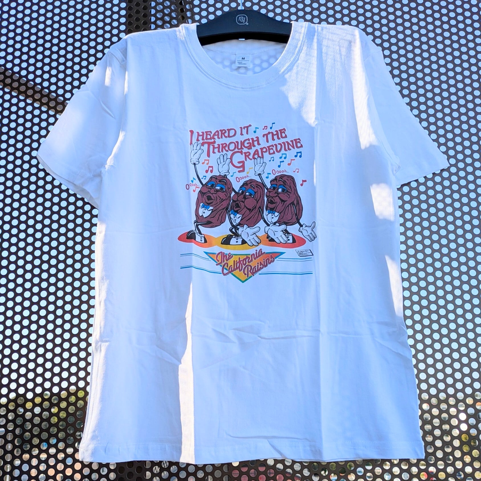 【 California Raisins（ カリフォルニアレーズン ）】『 I HEARD IT THROUGH THE CRAPEVINE 』/ Tシャツ〚アメリカン雑貨 アメトイ〛