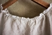 フランスアンティーク 1900s リネン ルージュのモノグラムとクロッシェレースと物語的ワンピース