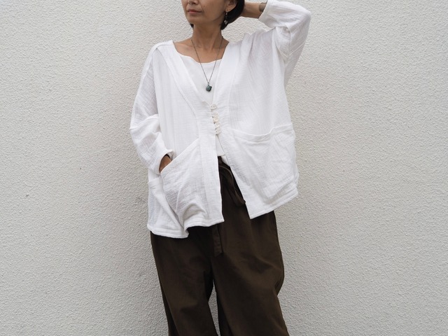 ダブルガーゼのカーディガン《ホワイト》《ブラック》