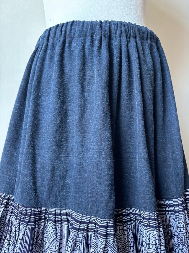 モン族スカート 058 ロング 花モン族刺繍 裾ボリューム 贅沢に巻きスカート1枚使用 bamiオリジナルパターン