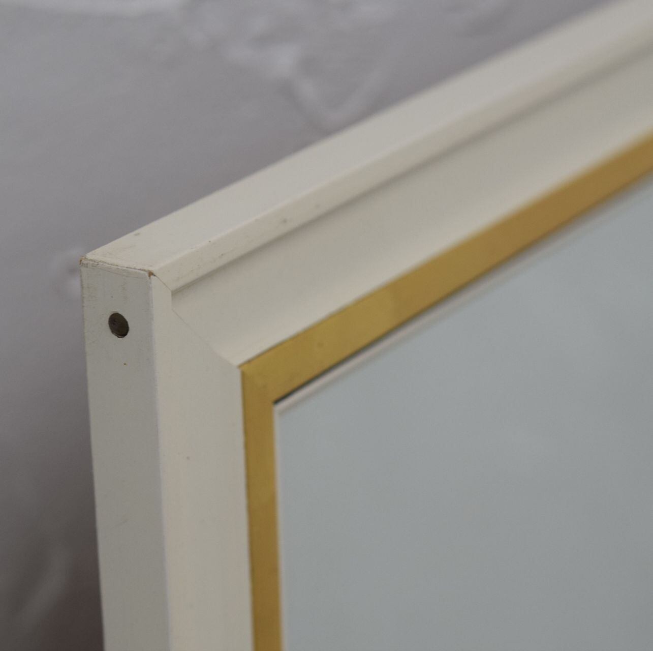 額縁型 壁掛け鏡 ウォールミラー 白い額縁 ゴールドライン | 一