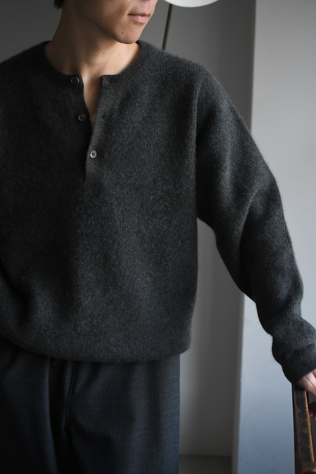 BATONER / CASHMERE FOX HENLEY NECK (Charcoal)