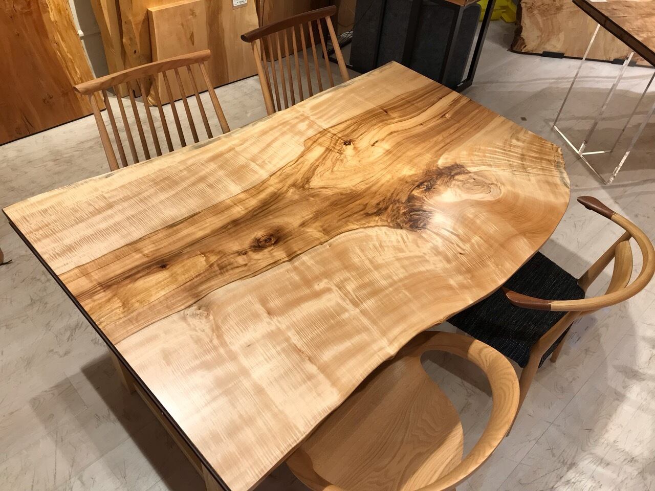 即購入OK] [即購入OK] 栃(とち)ダイニングテーブル 総無垢材極上杢