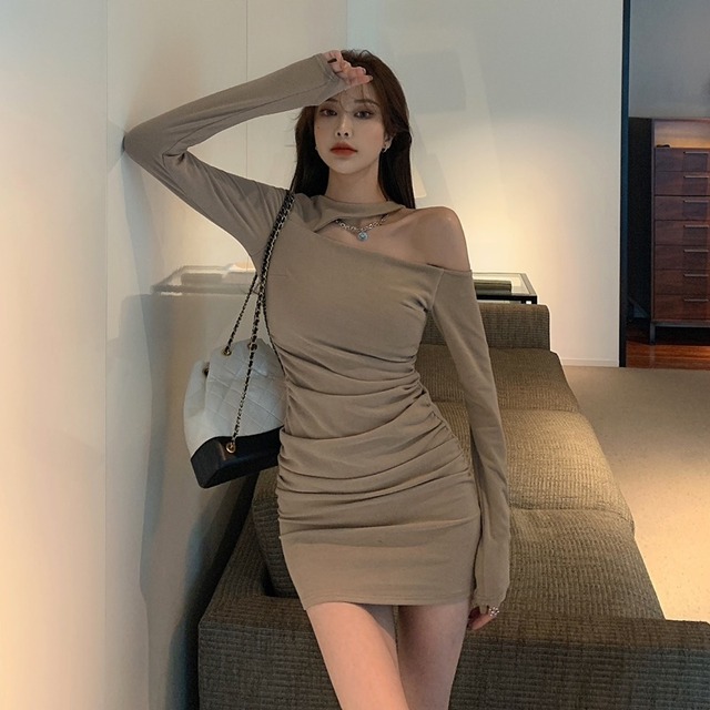送料無料 ワンピース ミニワンピース ミニ チューカーネック ワンショル ワンショルダー オープンショルダー カットアウト 肌見せ セクシー スリム タイト ボディコンシャス サイドギャザー 長袖 おしゃれ シンプル 無地 ニュアンスカラー 2色展開 カーキ ベージュ