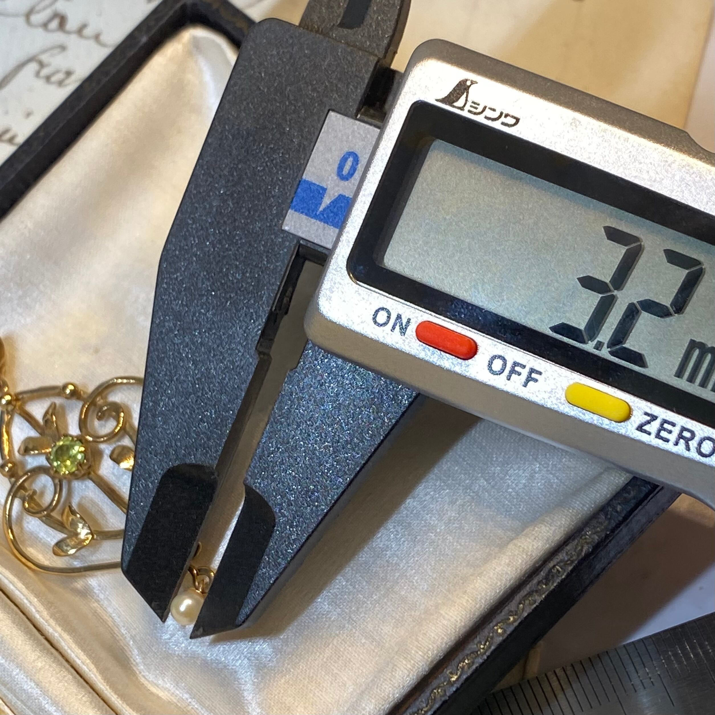 イギリス ブリティッシュビンテージ作品 ペリドットが印象的な可憐なペンダトトップ（シードパール付き）9ct K9 アールヌーボー調