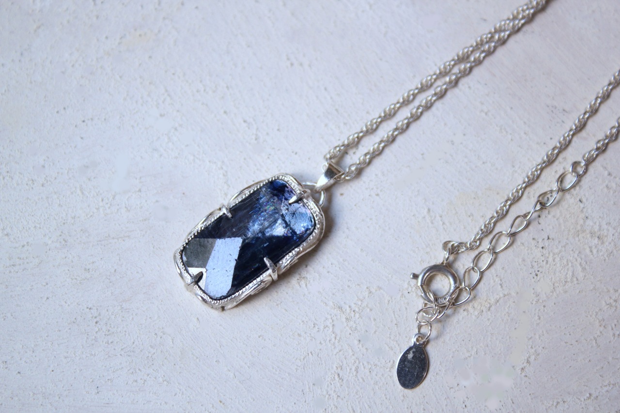 カイヤナイトのネックレス