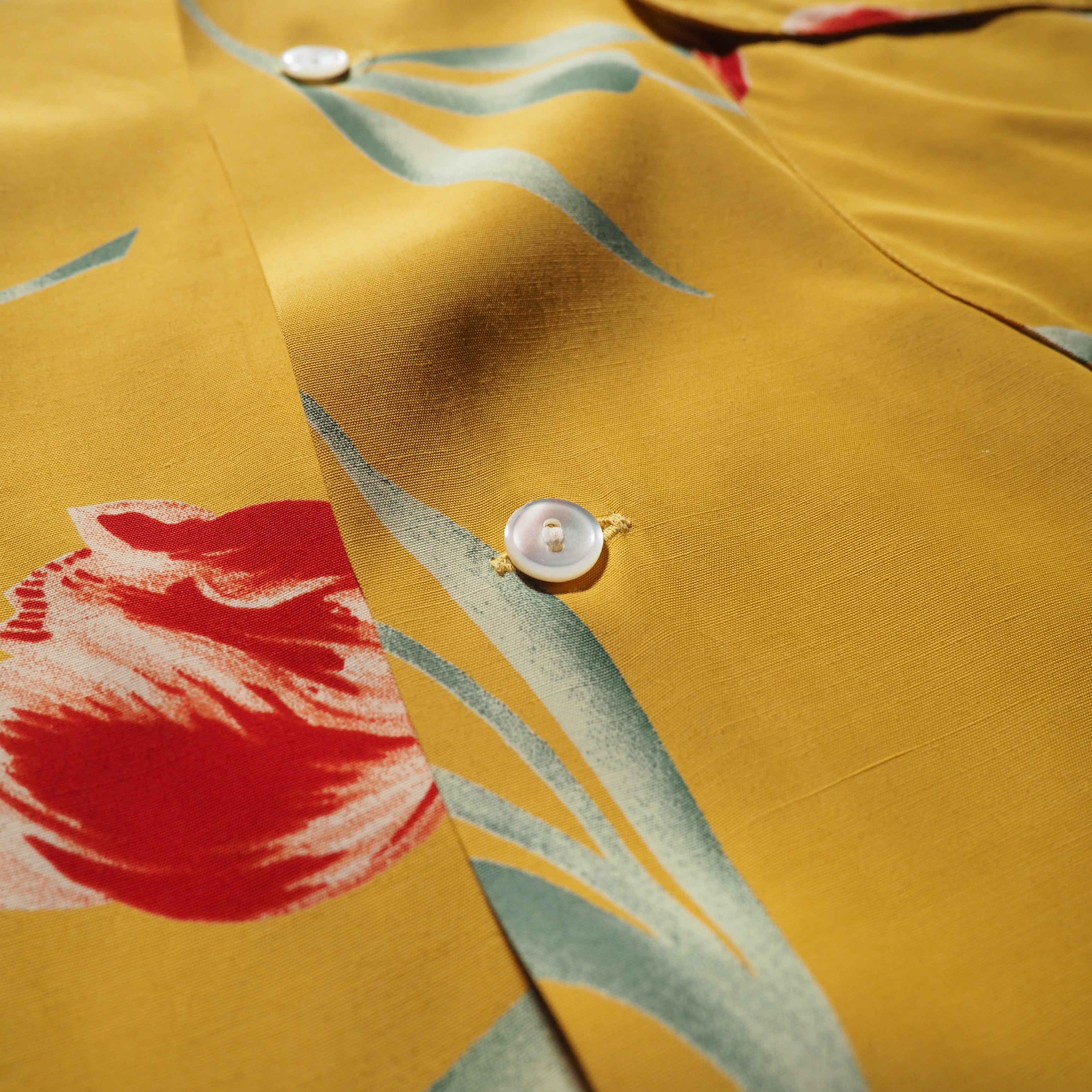 1990s ” TAKEO KIKUCHI ” Beautiful Tulip flower painted vintage Open collar shirt