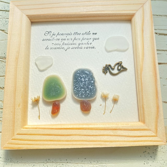 "シータイルの木と鳥。"