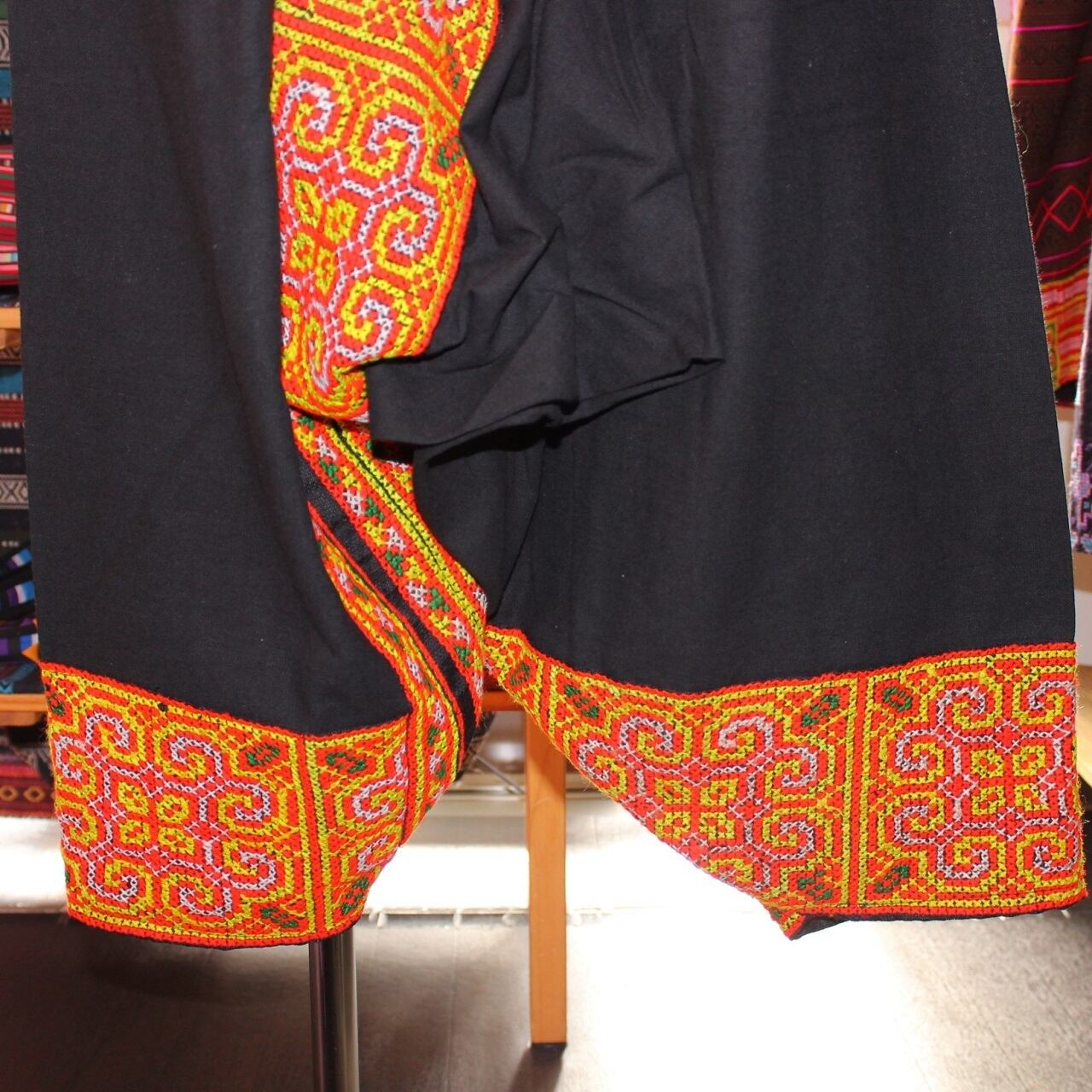 モン族刺繍サルエルパンツ[C] | タイの民族刺繍雑貨・衣料スアイチャイ