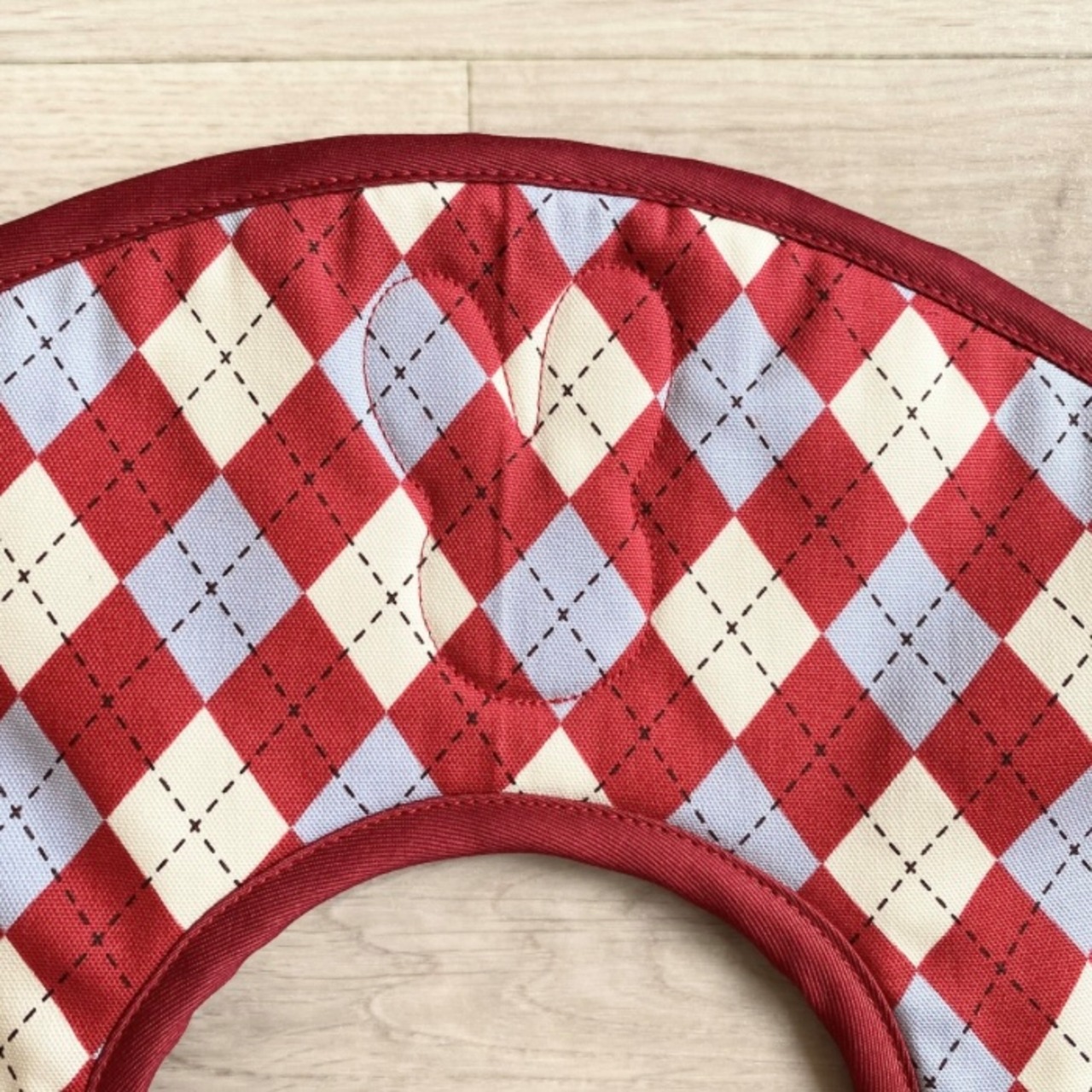 【お手入れの必需品！エリザベスカラー】Sサイズ（首周り16～19㎝  3㎏～6㎏の成猫さん向け）チェック柄レッド,メッシュ素材で蒸れにくい！快適エリザベスカラー