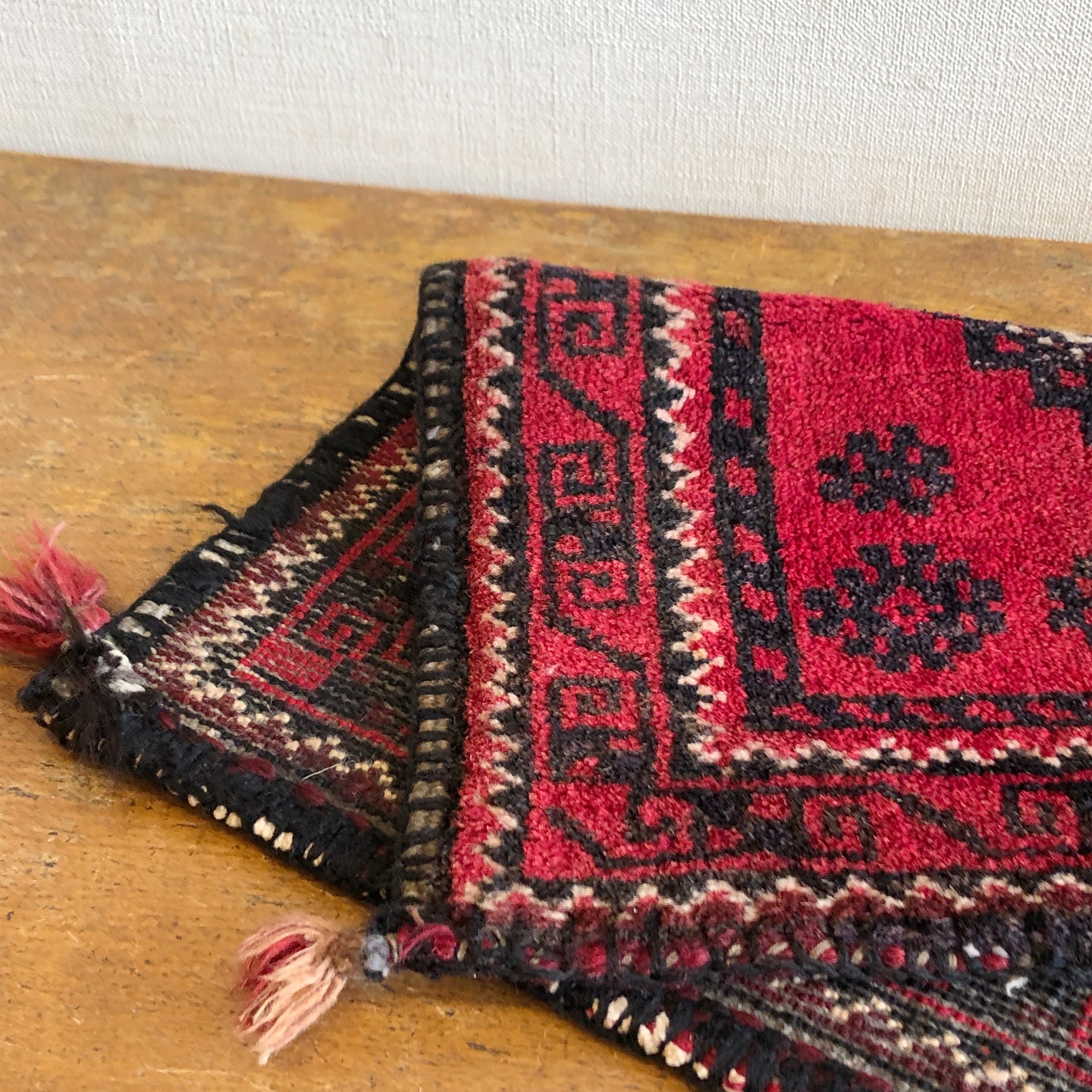 ヴィンテージラグ　ラホール産　トライバルラグ（94×64cm）ウール　赤・茶・黒 ヴィンテージラグ ラホール産 トライバルラグ（94×64cm）ウール 赤・茶