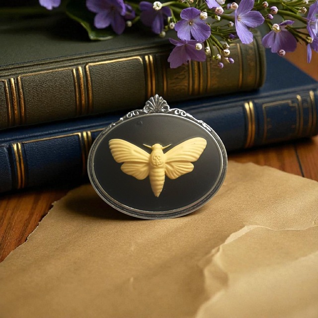 Cameo Brooch #80　カメオ　ブローチ　蛾　モス