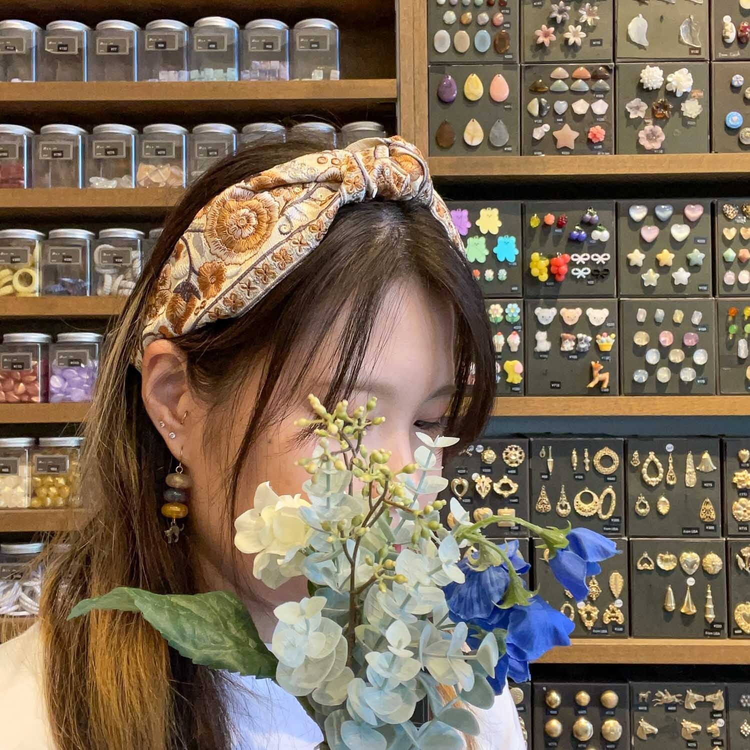 大輪お花模様インド刺繍の結びリボンカチューシャ | Dua-アクセサリー