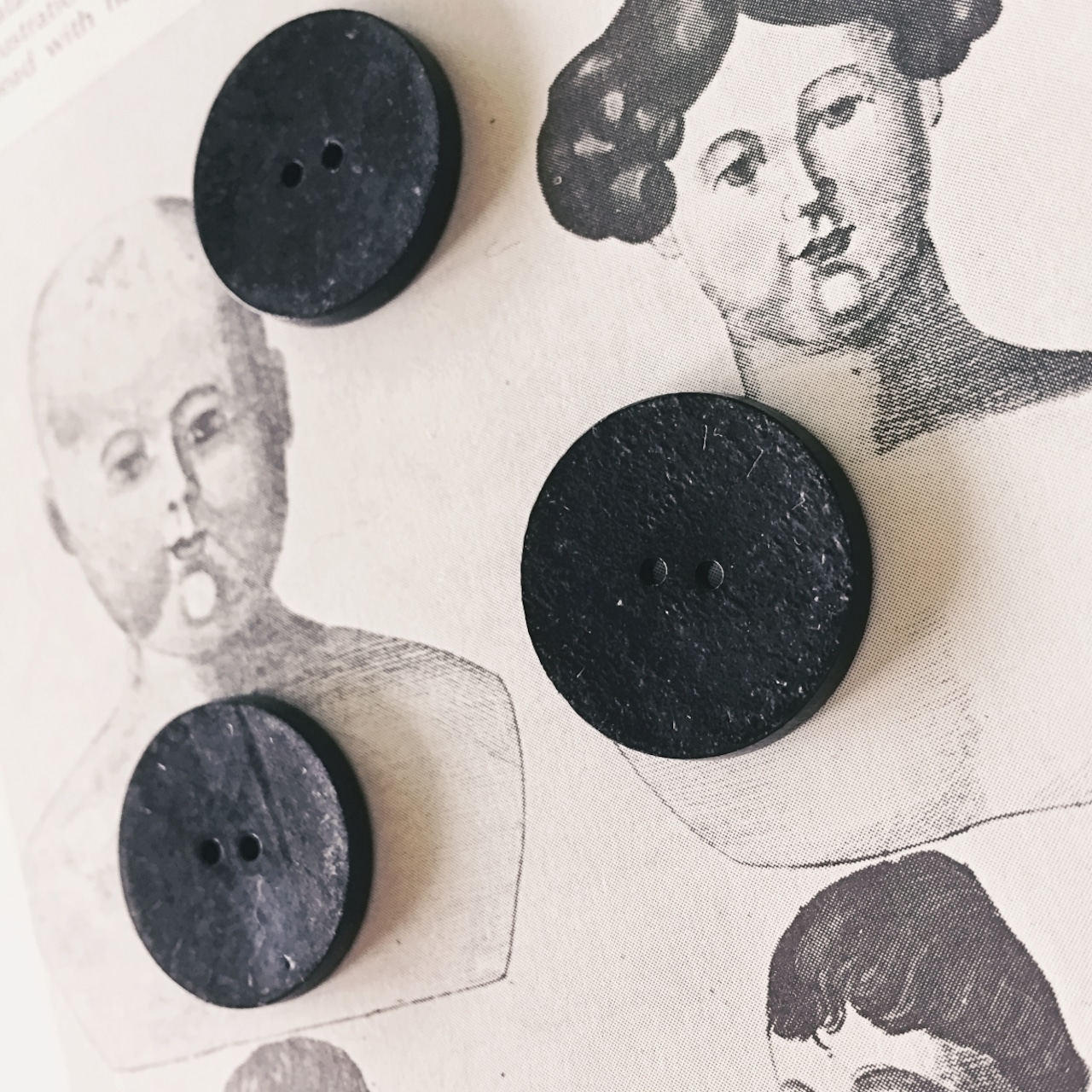 フランス 1900s 幾何学の黒花とgalalithe製ボタンセットe アンティーク