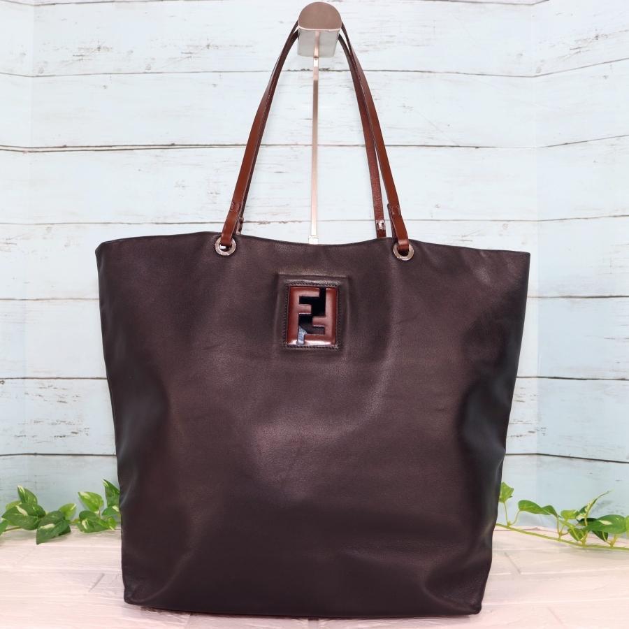 FENDI フェンディ レザートートバッグ 黒 ロゴ型抜き 本革 ほぼ FENDI フェンディ レザートートバッグ 黒 ロゴ型抜き 本革 ほぼ