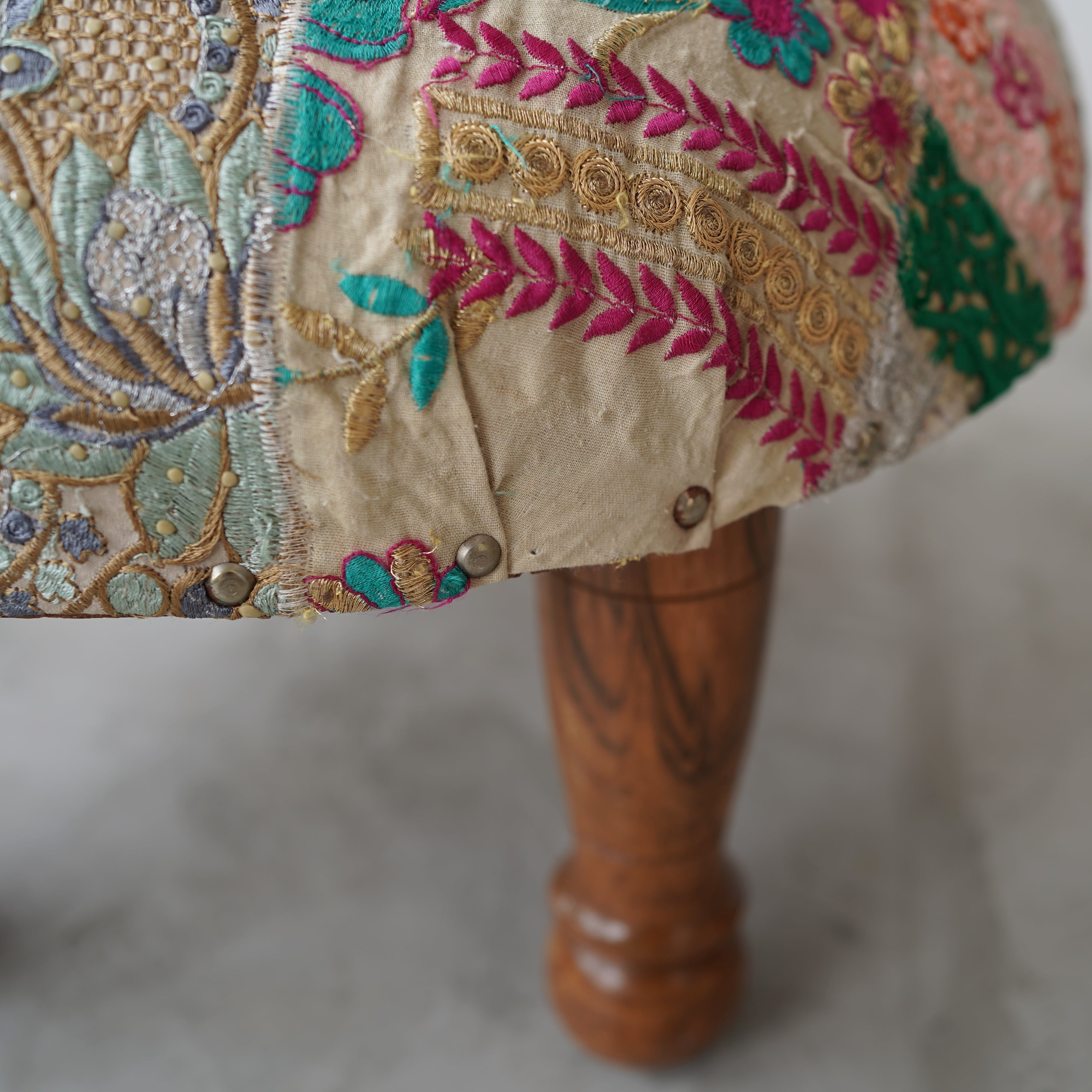 ザリ刺繍パッチワークスツール | Sweet Things