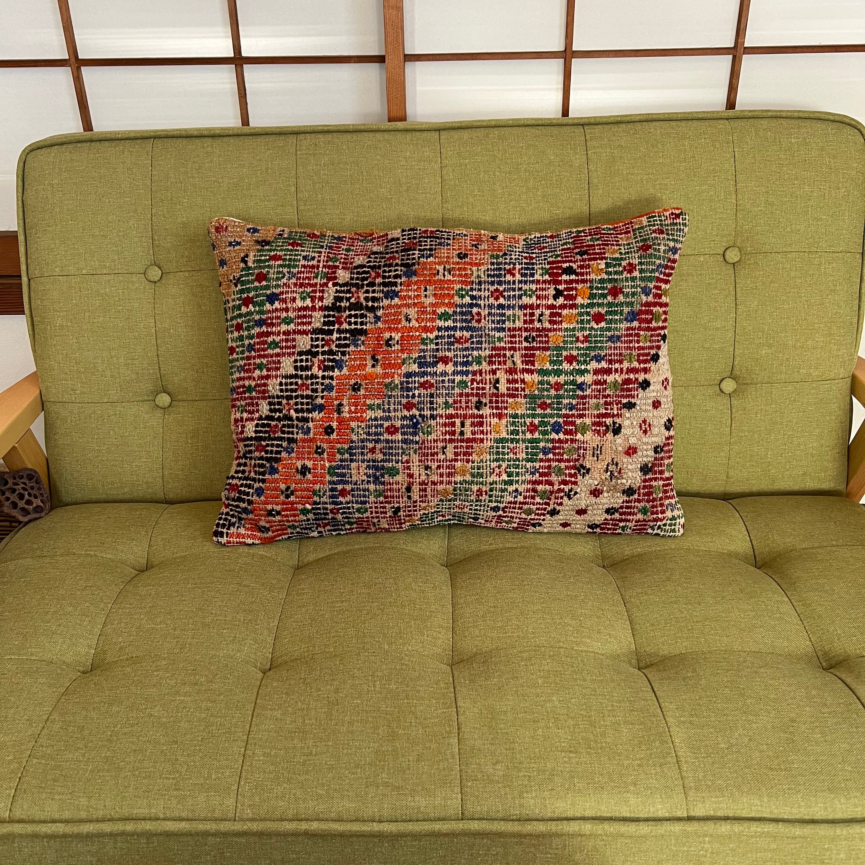 細かいカラフルな刺繍が施された”クッションカバー トルコ 手織り