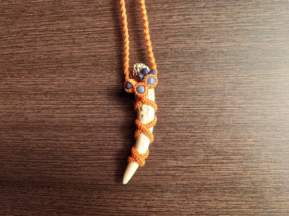 エゾ鹿の角とガーネットのマクラメ編みネックレス（天然石）ジュエルdo