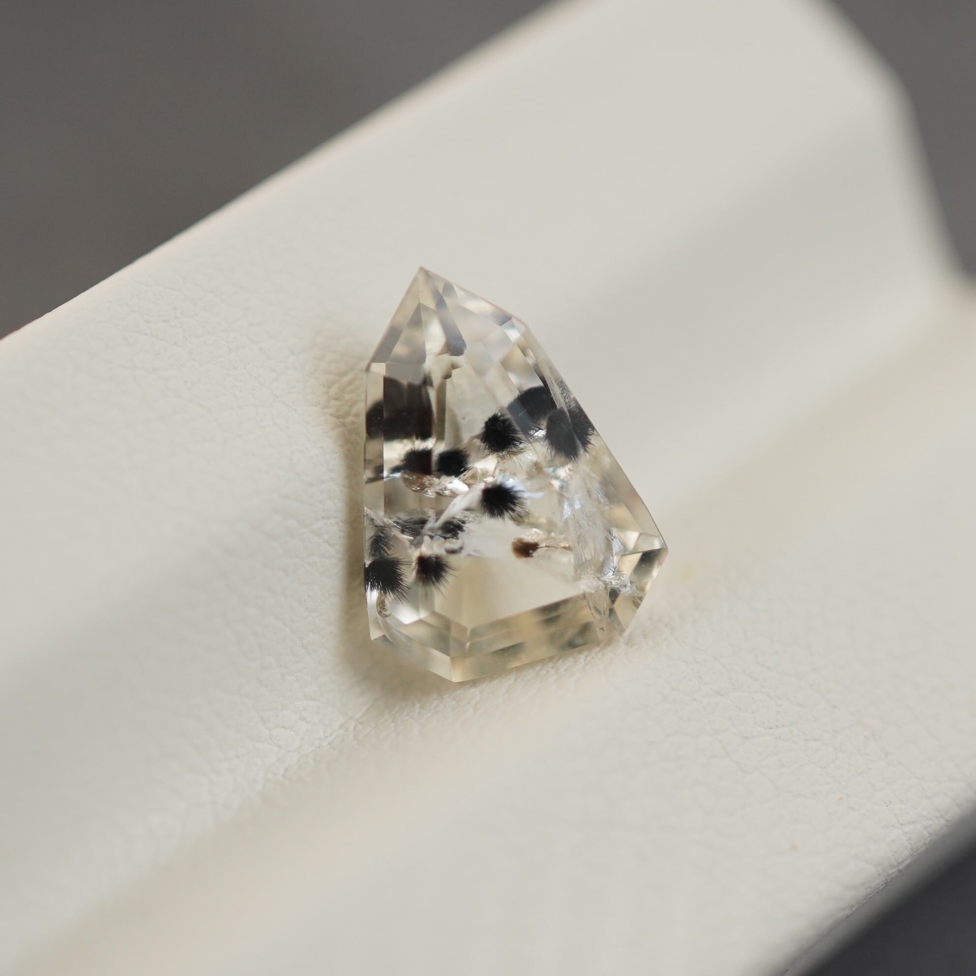 553】ブラッドショットアイオライト ファセットルース 2.3ct | koku.stone