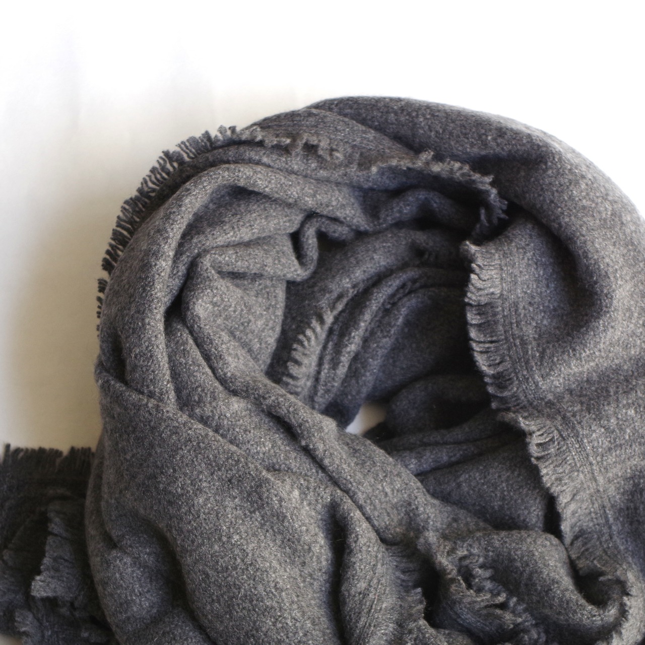 MAISON CARRÉE CASHMERE Fringe STOLE "CHACOAL GRAY"