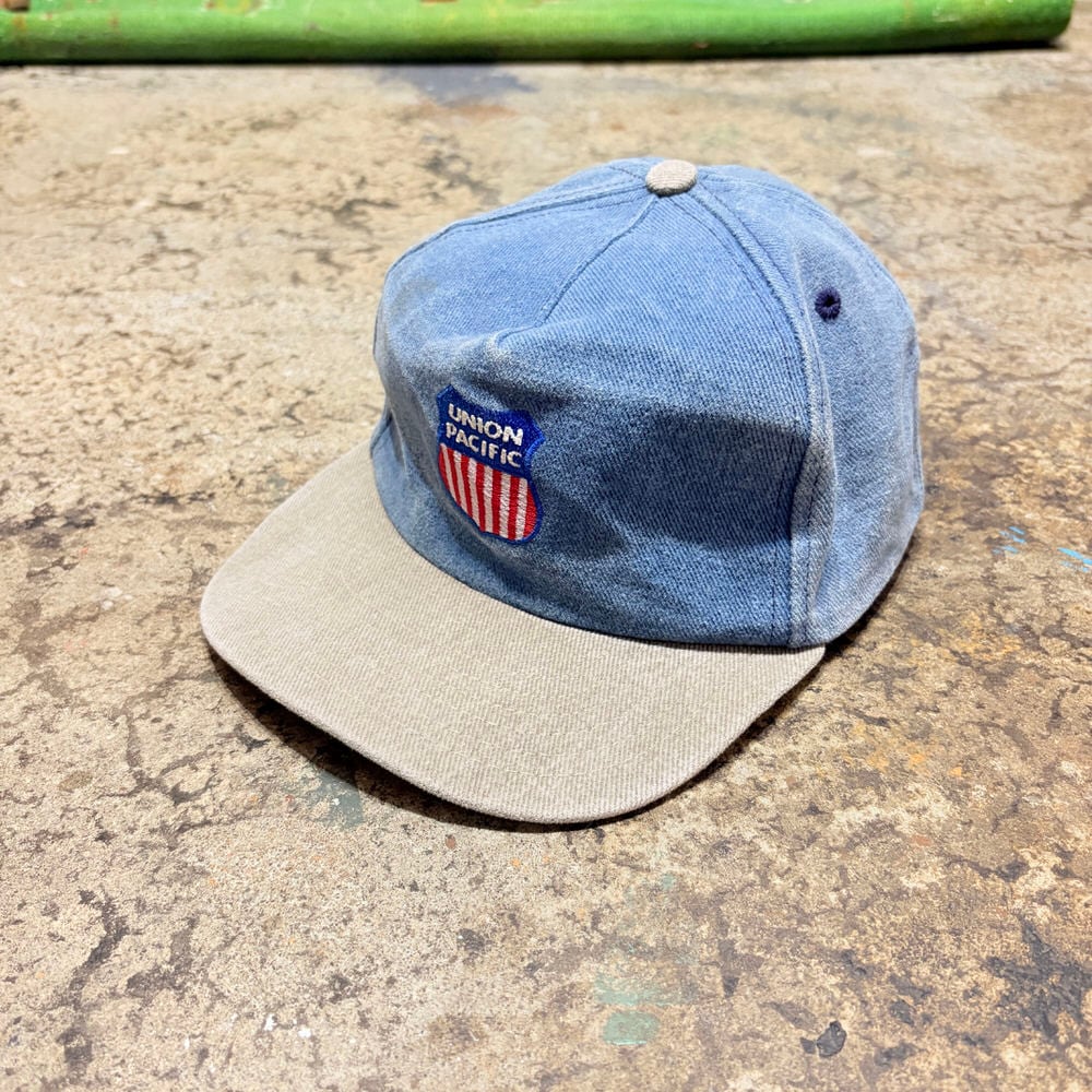 90s USA製 CAP AMERICA キャップアメリカ UNION PACIFIC ロゴ 刺繍 ワッペン デニム キャップ ツートン ベルクロ ブルー ヴィンテージ ビンテージ アメリカ古着