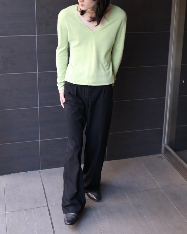 100%cashmere short length Vneck knit
