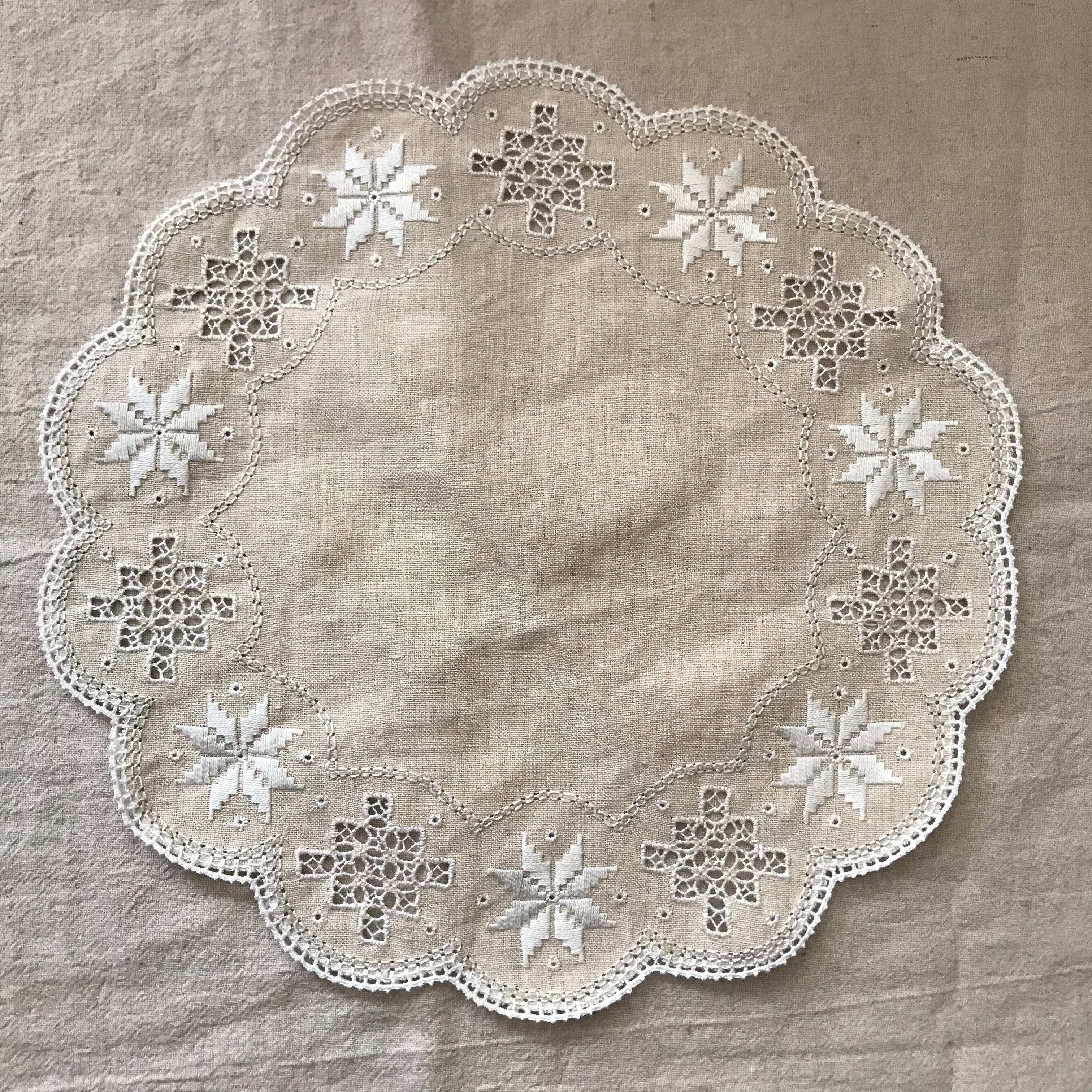 刺繍の生成色の丸い布