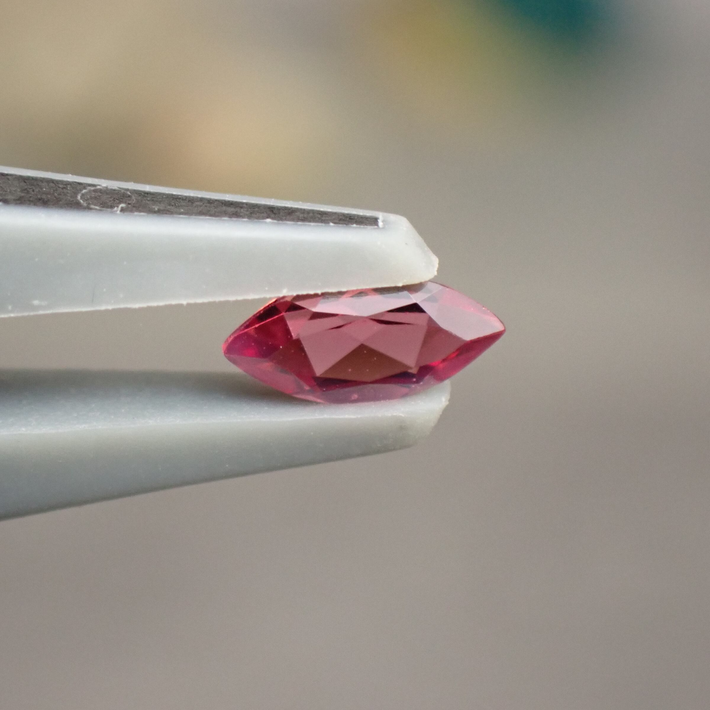 天然レッドスピネル0.57ct ルース(ネオンスピネル) 天然レッドスピネル0.57ct ルース(ネオンスピネル)