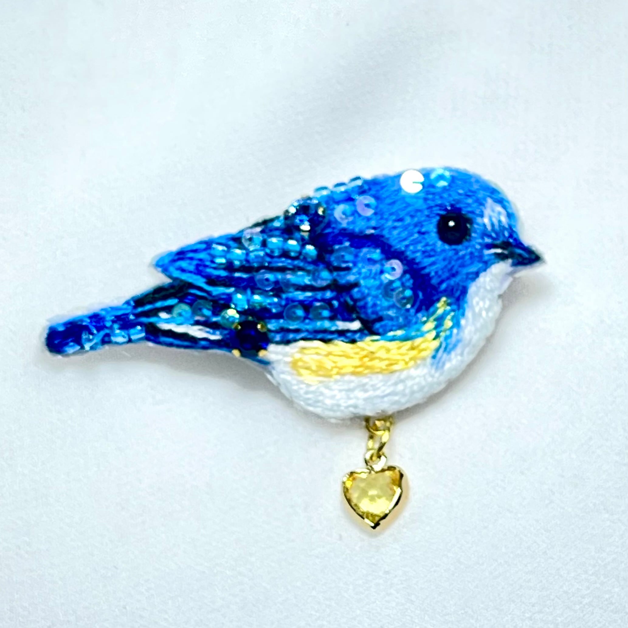 ＃532 ホワイトブーケ✴ネイビーブルー✴レジンヘアゴムキーホルダーブローチ Happy Blue Bird | 幸多箱 本店