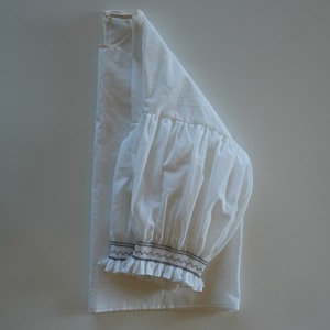 スモッキング ブラウス シロ×グレー刺繍