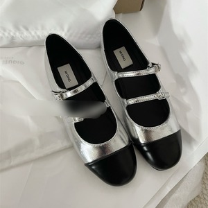 round toe double buckle pumps