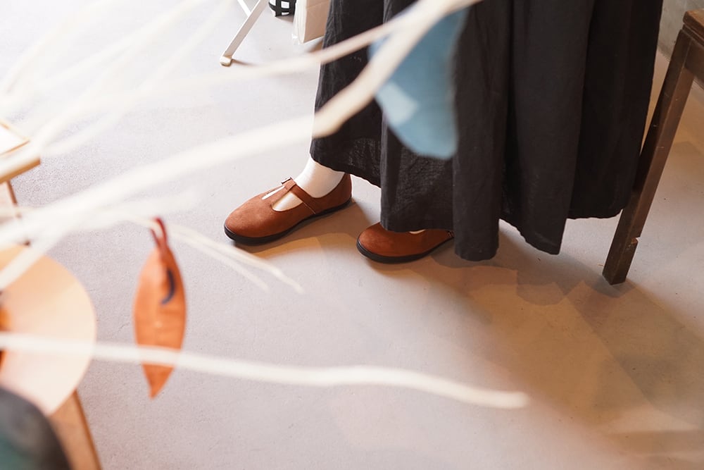 Tストラップシューズ スエード風 ブラウン | hanamikoji shoes - 花見