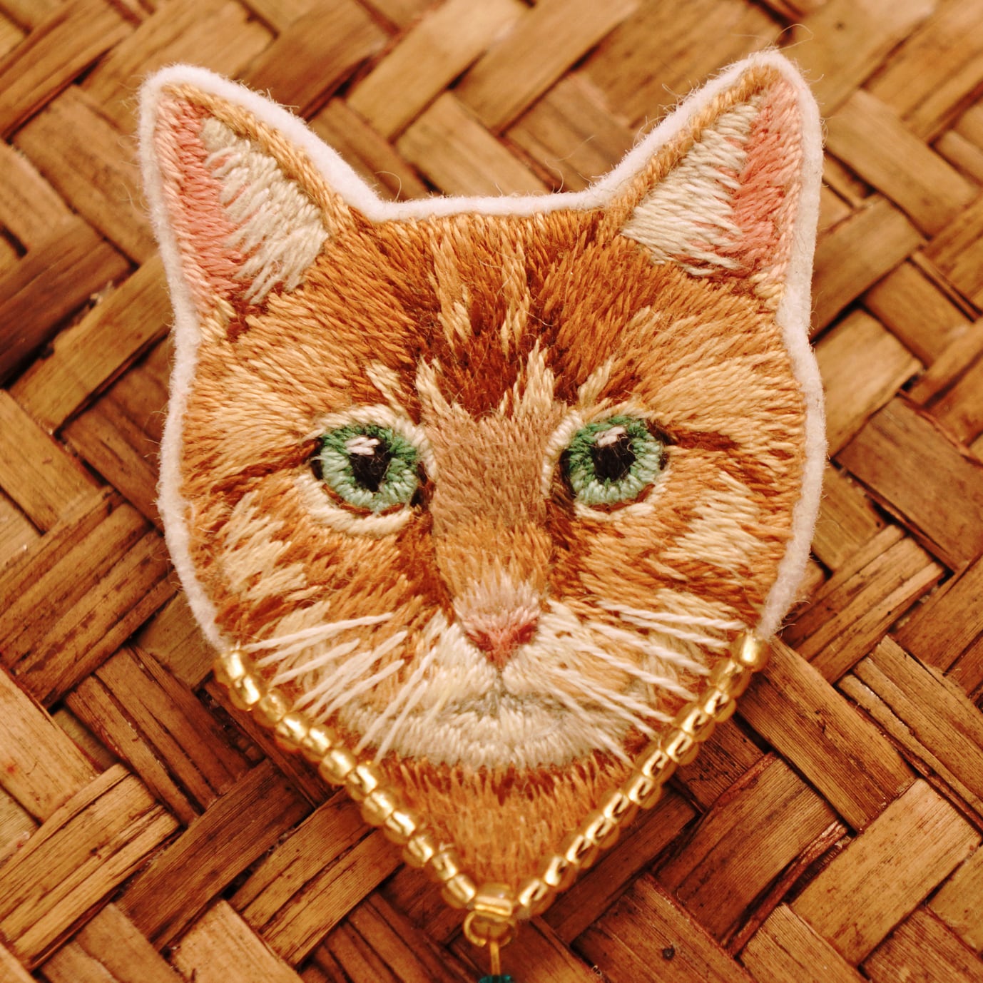 茶トラ猫の手刺繍ブローチ | Psyche handmade embroidery