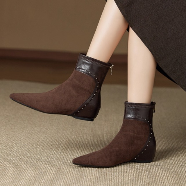 【送料無料】 ショートブーツ 2色 靴 裏起毛 ローヒール フラットヒール ポインテットゥ 飾り スタッズ ベルベット スエード エレガント 可愛い 大人可愛い きれいめ シンプル カジュアル シック コンサバ 華やか 大人 上品 おしゃれ レトロ 無地 冬 お呼ばれ レディース 女性用 ママ 30代 40代 通勤 デート お出かけ 女子会 休日 お茶会 授業参観 垢抜け デイリーユース 普段使い ファッション コーデ スタイル 楽ちん 歩きやすい 脚長 定番 スタイルアップ ブラック ブラウン