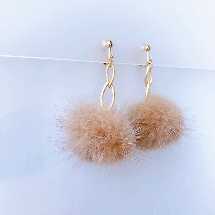 ベージュファーxマットゴールドチャームイヤリング・ピアス