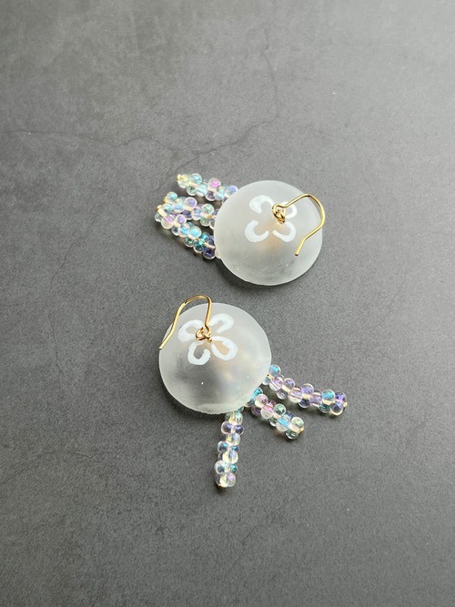 レジンで作ったクラゲのピアス イヤリング　ミズクラゲ　くらげ　ミニチュア