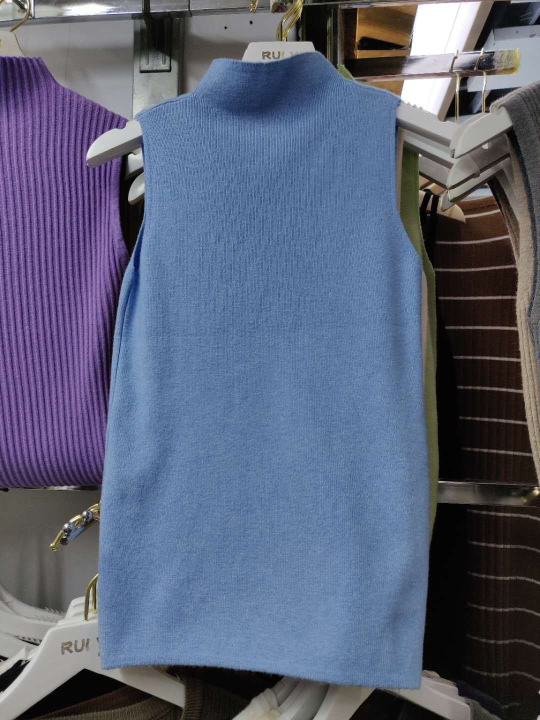 ハイネックノースリーブニット