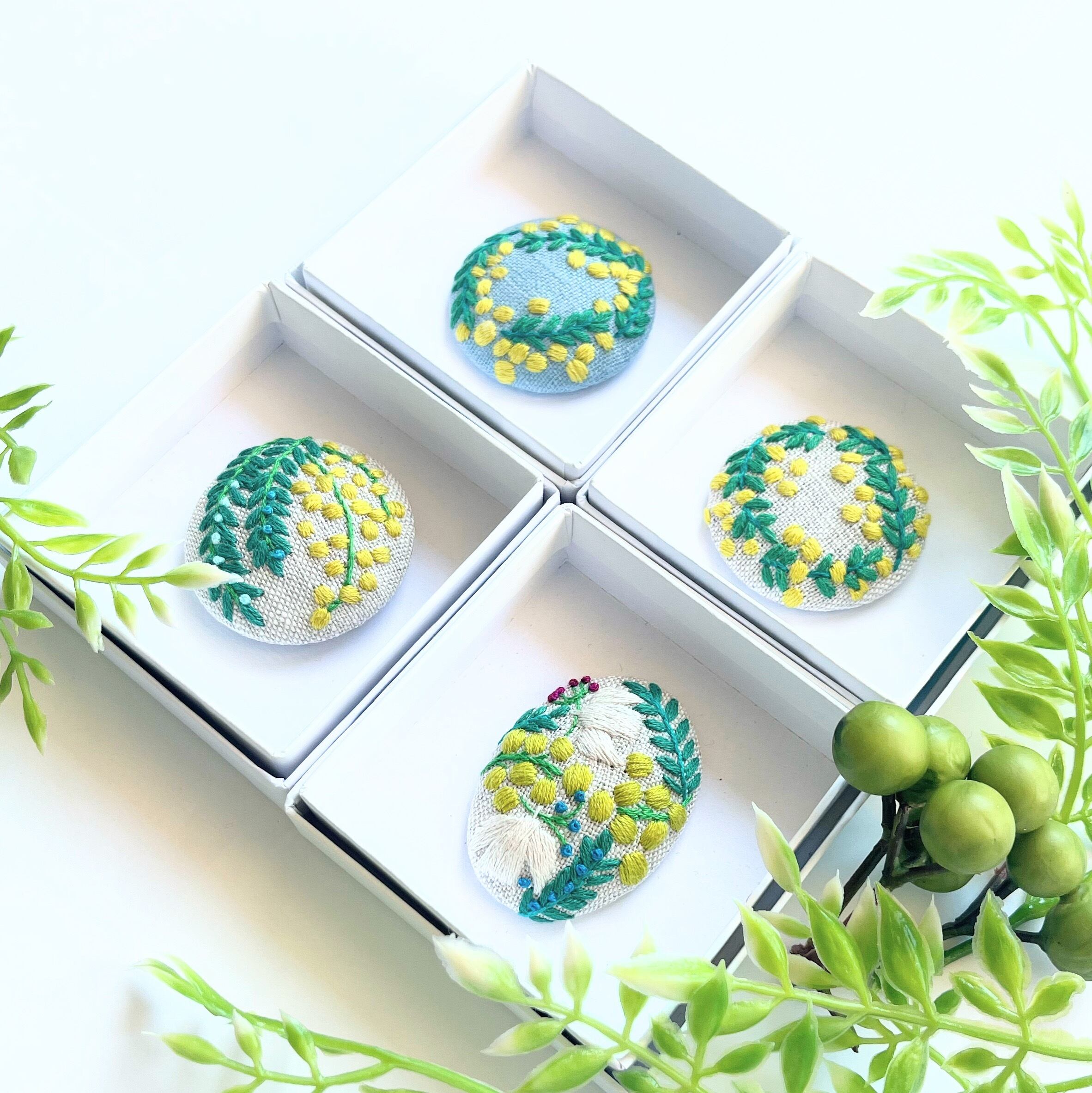 北欧風ことりとミモザの刺繍ブローチ【hokuo】#351 | j.couture