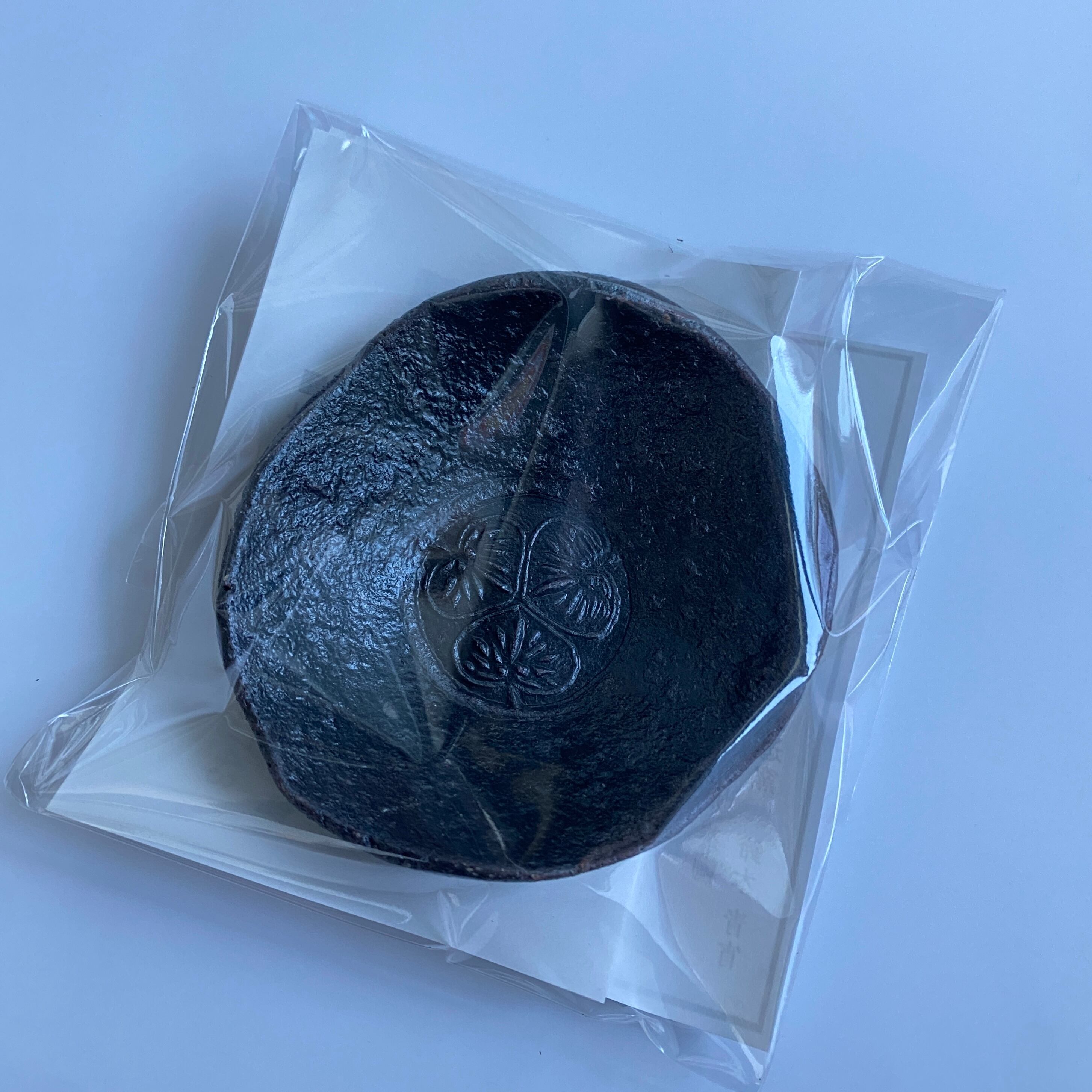 直透窯 / 丹黒 プチ出世皿 / 家康公ゆかりの志戸呂焼 徳川三つ葉葵紋