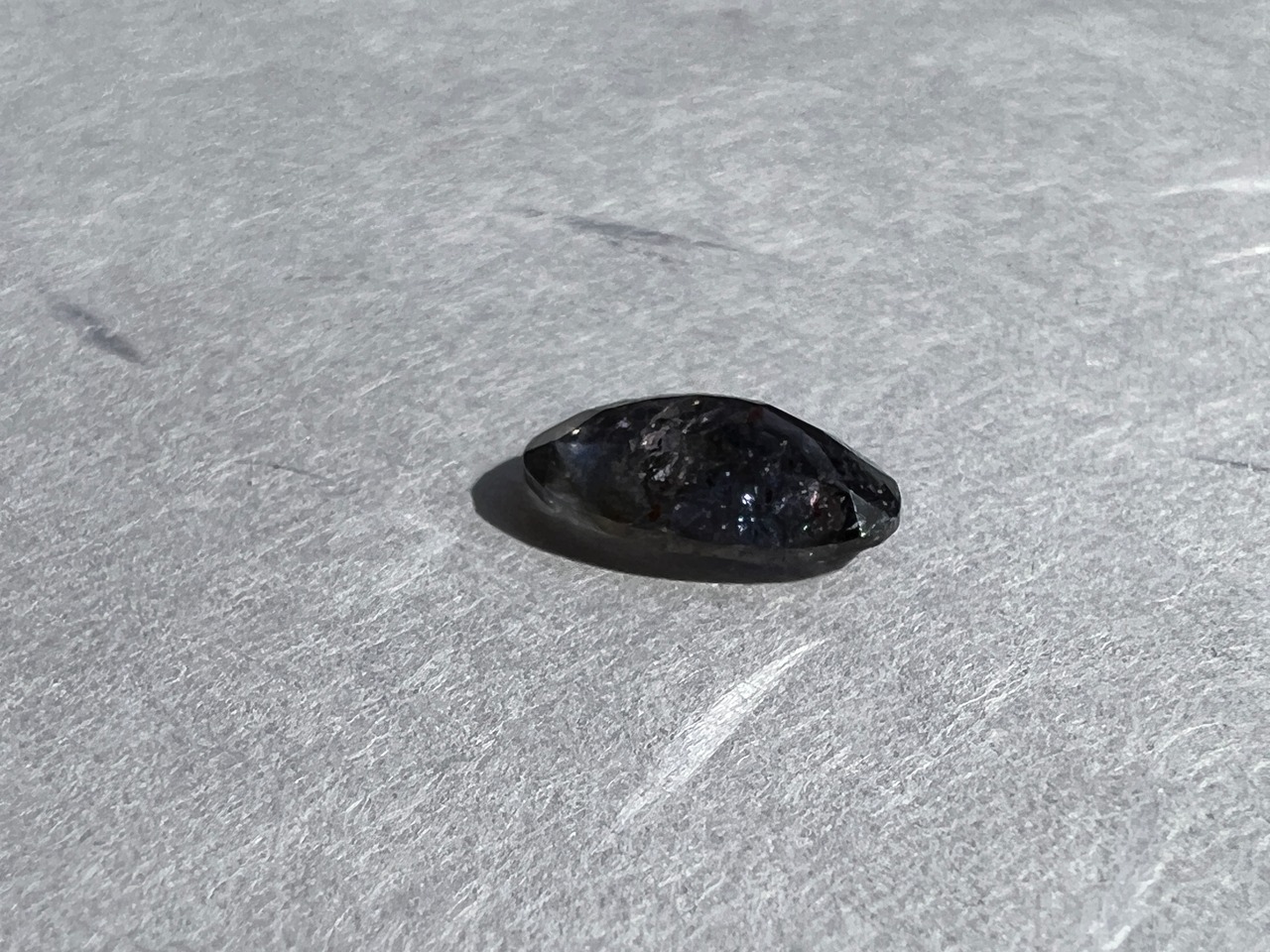 ブラッドショットアイオライトサンストーン　2.31ct　[C13‐60]