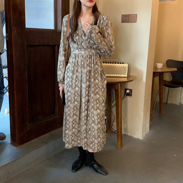 ワンピース レディース 送料無料 2色フレアワンピース フレア パイソン 蛇柄 カシュクールワンピース ロング丈 マキシ丈 マキシワンピース Vネック 長袖 パフスリーブ プルオーバー バックリボンが サイドポケット ポケット付き ダイヤ柄 ひし形 柄物 フリーサイズ ゆったり ゆる 楽ちん リラックス ハイウエスト 体型カバー 脚長 二の腕カバー くびれ 細見え 大人可愛い エレガント 上品 おしゃれ お洒落 ラフ 大人女子 春服 夏服 普段使い おでかけ デート 休日 女子会 20代 30代 40代