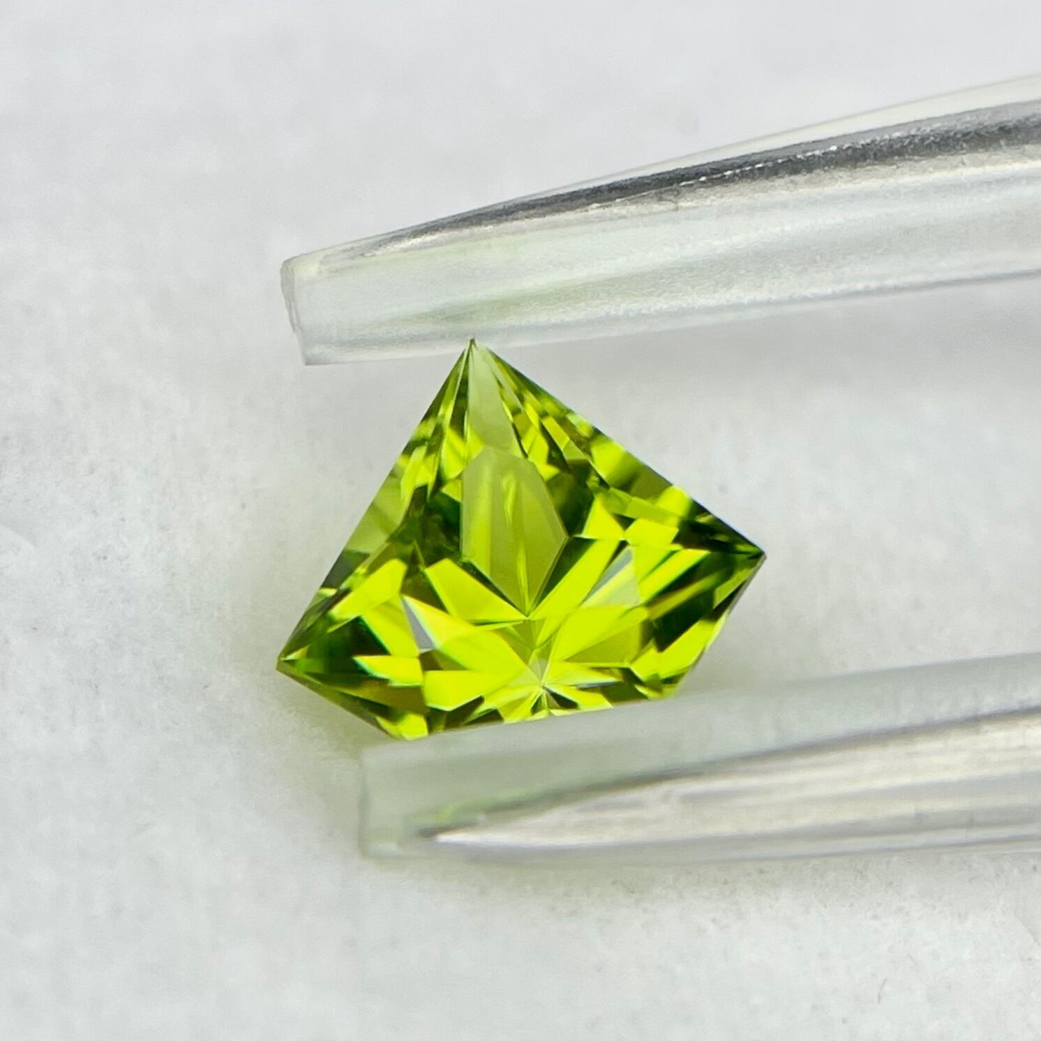 強テリ✨宝石形ペリドット1.08ct✨ピアッちゃん作品【まだまだ続く個展