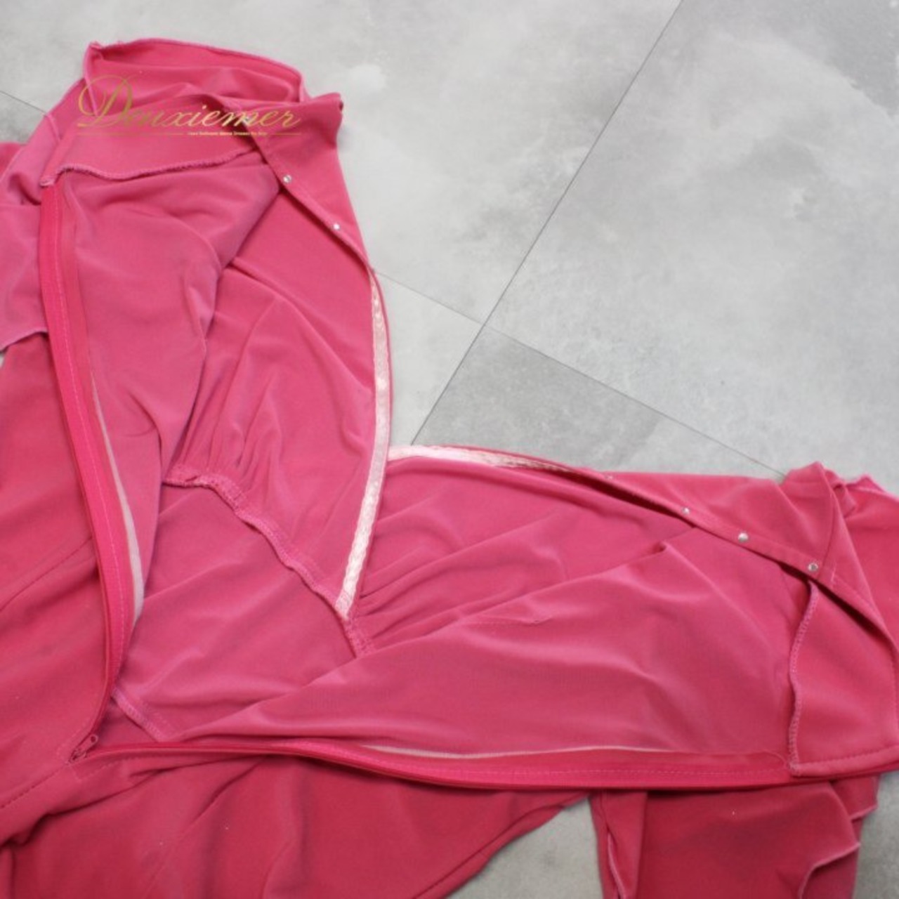 社交ダンス 衣装 スタンダード ドレス ワンピース レッスンウェア パーティドレス レディース ピンク系 Vネック ラインストーン ステージ衣装 カラオケ 社交ダンスドレス ピンク ワンピースドレス ロング丈 マキシ丈 Vネックドレス ラインストーン装飾 きらきら ストーン付き フリル袖 五分袖風 フレア袖 エレガント 大人可愛い 華やか ステージ衣装 舞台衣装 発表会 デモ チャチャ レッスン用 ダンス用品 ダンス発表会 カラオケ衣装 ティアドロップ スパンコール風 デザイン ポリエステル素材