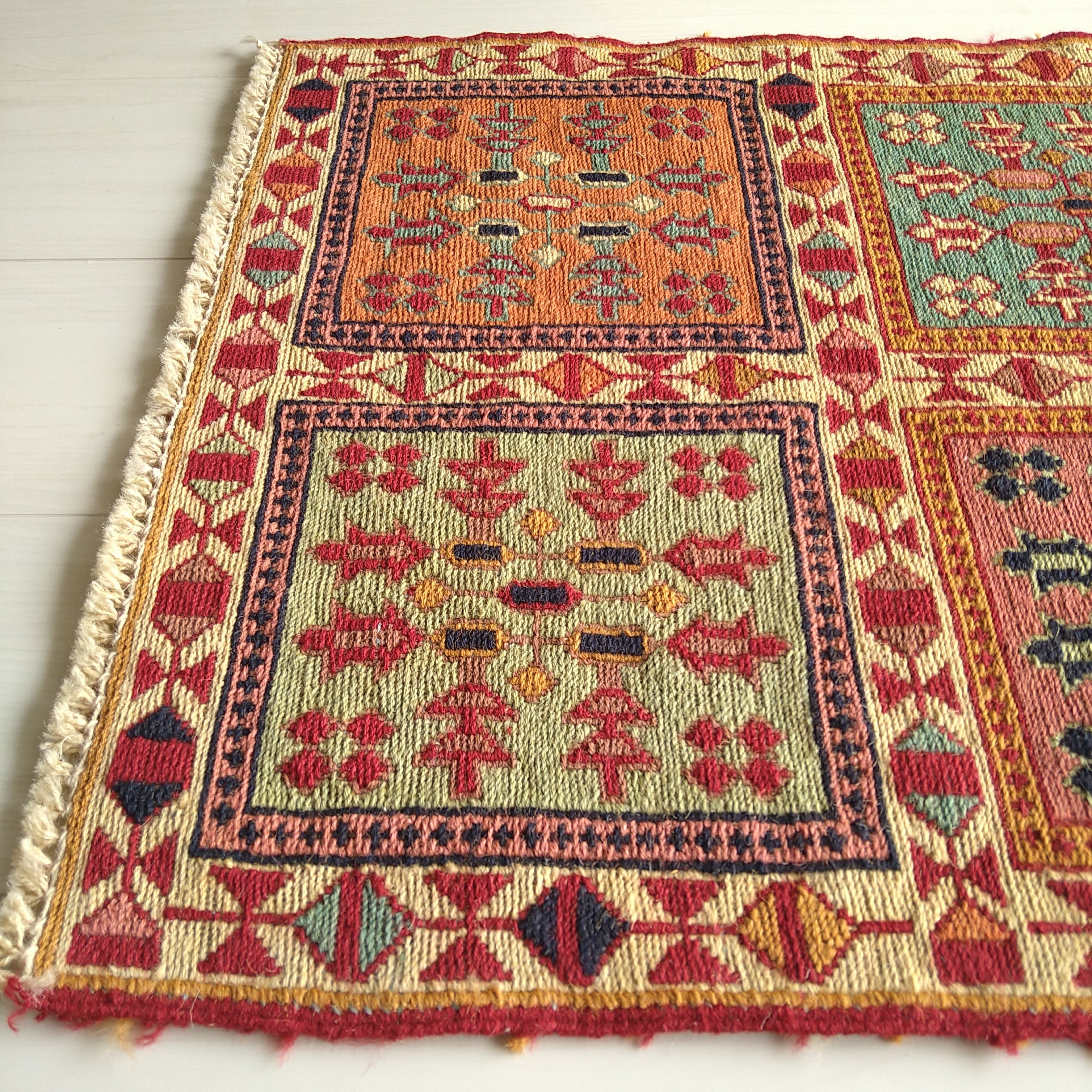 スマック織り キリム 98×52cm ８スクエア 自然モチーフ模様 ペルシャ絨毯 スマック織り キリム 98×52cm 8スクエア 自然モチーフ模様