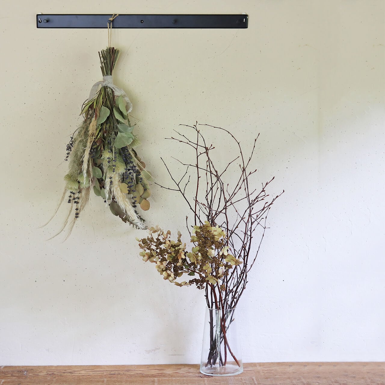 白樺の曲線と綿花や深紅の山帰来を添えた 和モダンな スワッグ ドライフラワー 白樺の曲線と綿花や深紅の山帰来を添えた 和モダンな スワッグ ドライ